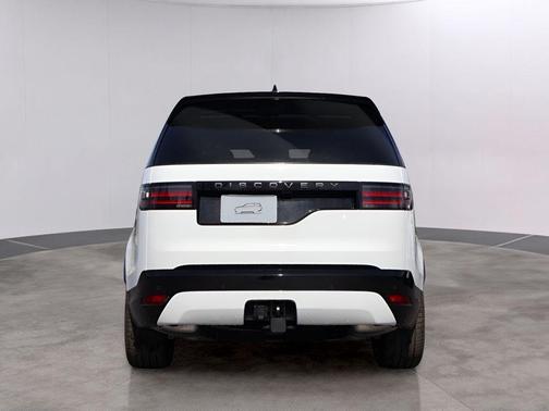 Fuji White 2026 Land Rover Discovery Dynamic SE