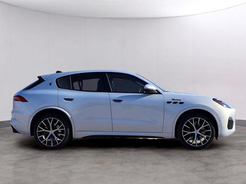 Bianco 2026 Maserati Grecale Modena