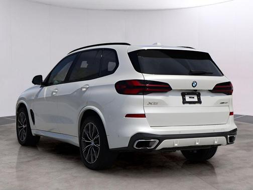 White Metallic 2025 BMW X5 xDrive40i