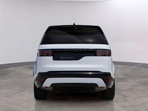 Fuji White 2025 Land Rover Discovery P300 Dynamic SE