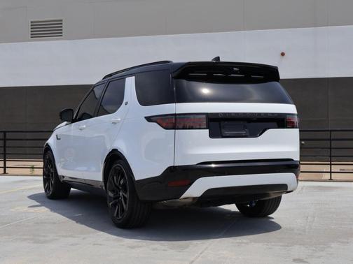Fuji White 2025 Land Rover Discovery P300 Dynamic SE