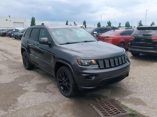 Granite Crystal Metallic Clearcoat 2019 Jeep Grand Cherokee Altitude