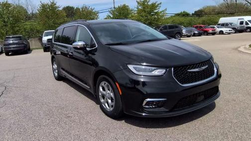 Brilliant Black Crystal Pearlcoat 2023 Chrysler Pacifica Limited