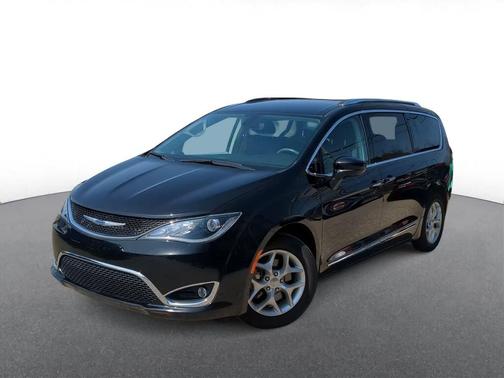 Brilliant Black Crystal Pearlcoat 2020 Chrysler Pacifica Touring-L Plus