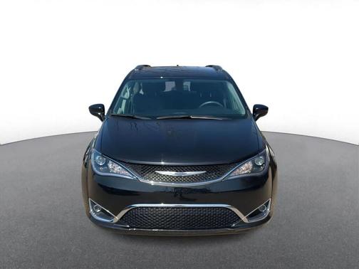 Brilliant Black Crystal Pearlcoat 2020 Chrysler Pacifica Touring-L Plus