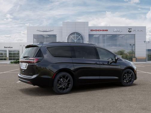 Diamond Black Crystal Pearlcoat 2027 Chrysler Pacifica Limited