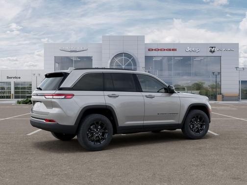 Silver Zynith 2026 Jeep Grand Cherokee Altitude