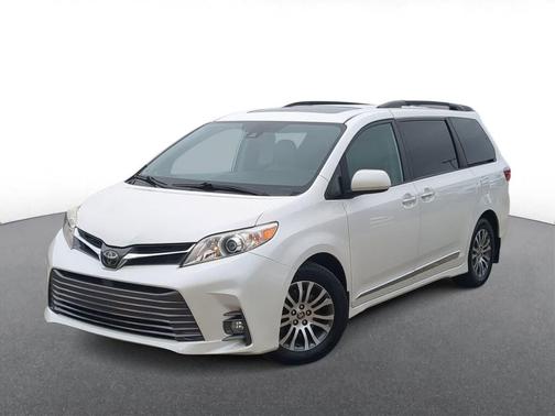Blizzard Pearl 2020 Toyota Sienna XLE