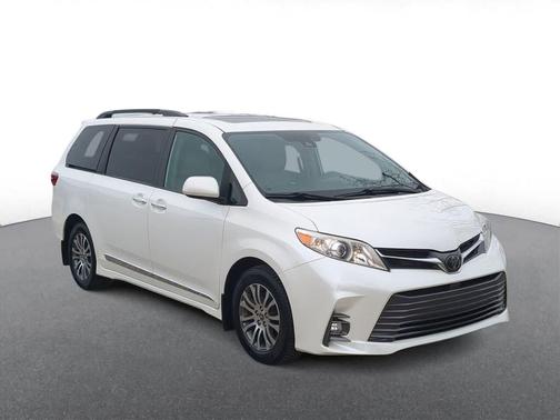 Blizzard Pearl 2020 Toyota Sienna XLE