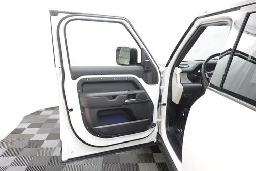Fuji White 2025 Land Rover Defender 110 P400 X-Dynamic SE