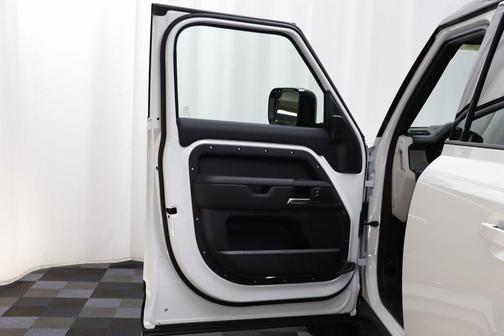 Fuji White 2025 Land Rover Defender 110 P400 X-Dynamic SE
