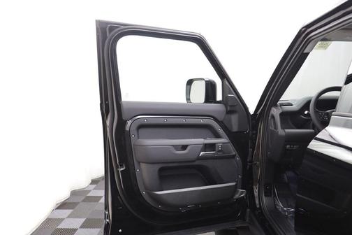 Santorini Black Metallic 2026 Land Rover Defender S