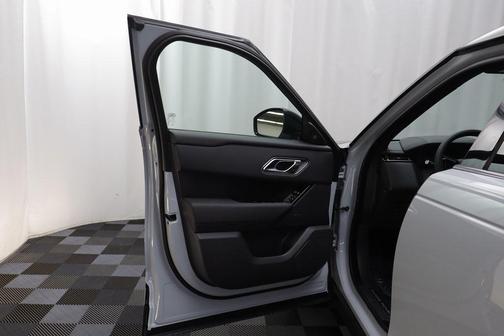 2026 Land Rover Range Rover Velar Dynamic SE