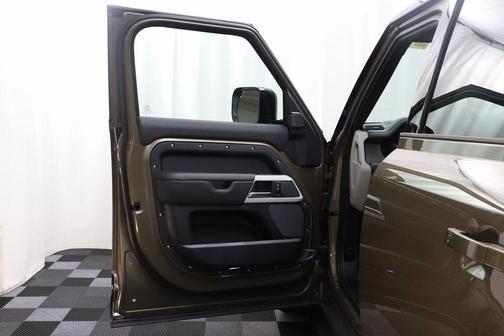 2024 Land Rover Defender 110 P500 SE