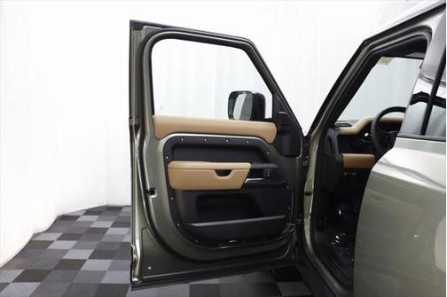 2025 Land Rover Defender 110 P400 X-Dynamic SE