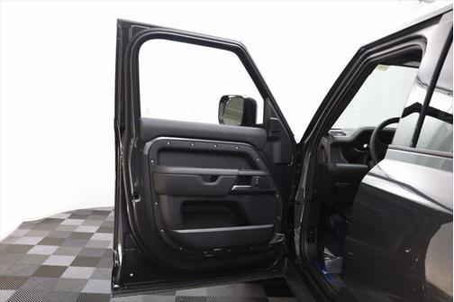 2025 Land Rover Defender V8