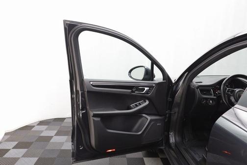2018 Porsche Macan Base (PDK)