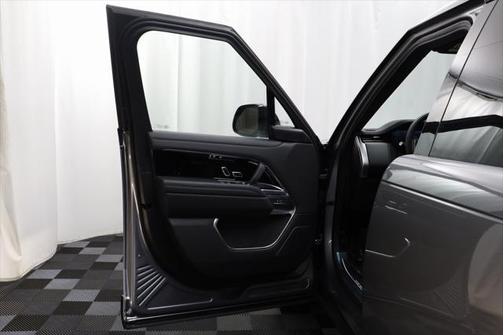 2025 Land Rover Range Rover P400 SE 7 Seat
