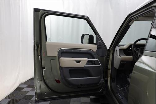 2024 Land Rover Defender 90 P400 X-Dynamic SE