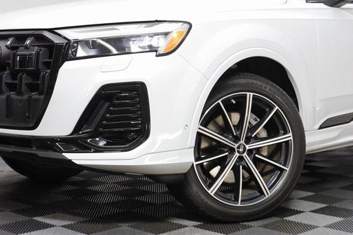 2025 Audi Q7 45 Premium Plus
