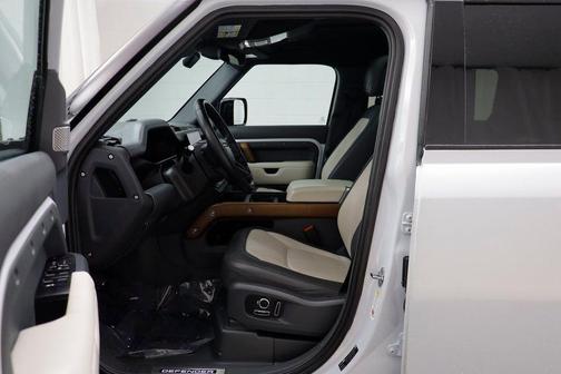 2023 Land Rover Defender 130 X-Dynamic SE