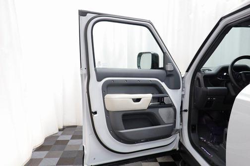 2023 Land Rover Defender 130 X-Dynamic SE