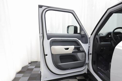 2023 Land Rover Defender 130 X-Dynamic SE
