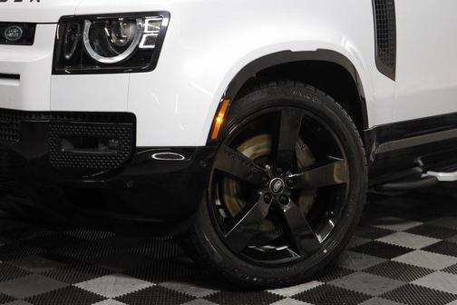 2023 Land Rover Defender 130 X-Dynamic SE