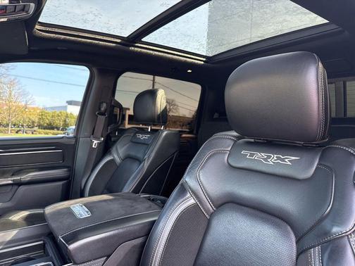 Diamond Black Crystal Pearlcoat 2022 RAM 1500 TRX