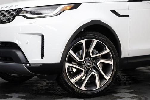 Fuji White 2025 Land Rover Discovery P300 S