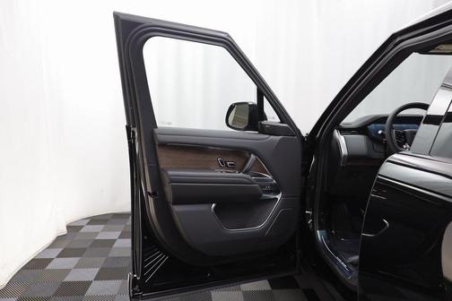 2025 Land Rover Range Rover P400 SE 7 Seat