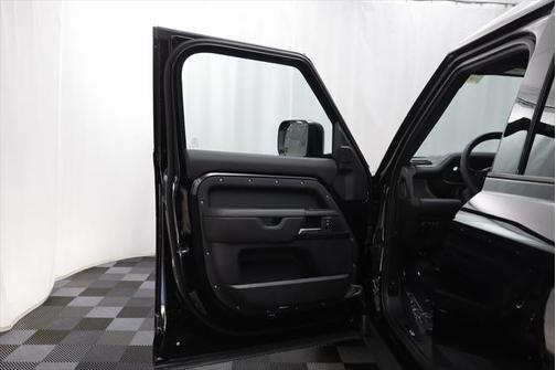 2025 Land Rover Defender V8
