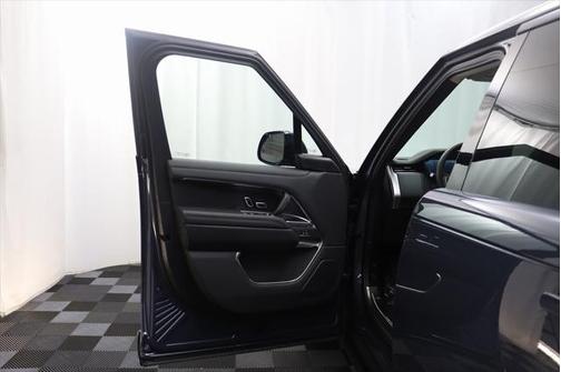 2025 Land Rover Range Rover P400 SE