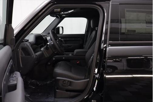 2025 Land Rover Defender X-Dynamic SE
