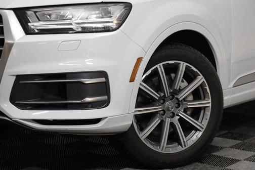 Glacier White 2019 Audi Q7 55 Premium Plus