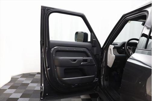 2025 Land Rover Defender 110 P400 X-Dynamic SE