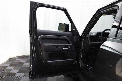 2025 Land Rover Defender 110 P400 X-Dynamic SE