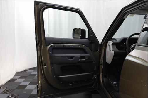 2025 Land Rover Defender 110 P300