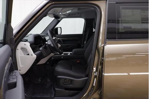 2025 Land Rover Defender 110 P300