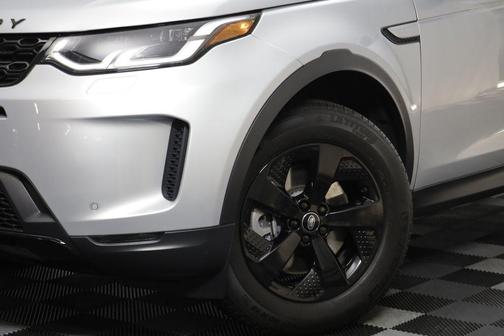 Hakuba Silver Metallic 2023 Land Rover Discovery Sport S