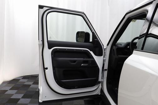 2025 Land Rover Defender 110 P500 X-Dynamic SE