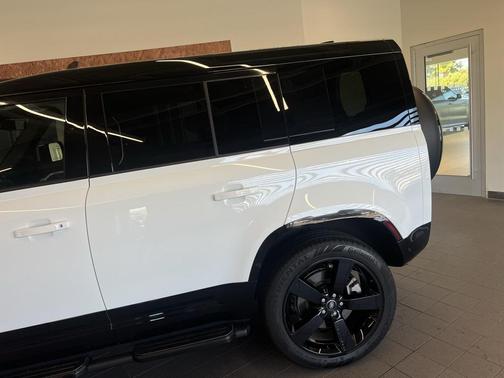 2025 Land Rover Defender 110 P500 X-Dynamic SE