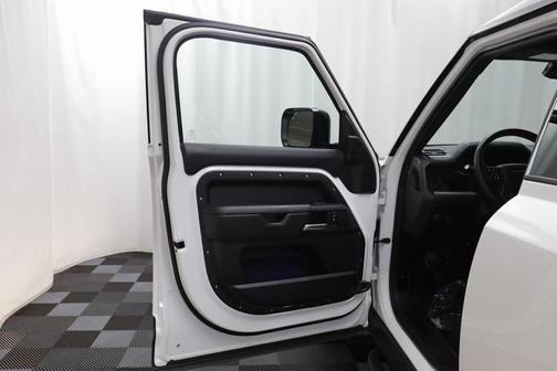 2025 Land Rover Defender 110 P500 X-Dynamic SE