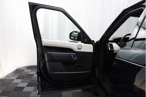 2023 Land Rover Discovery P360 Metropolitan Edition