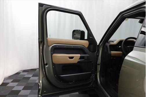 2025 Land Rover Defender X-Dynamic SE