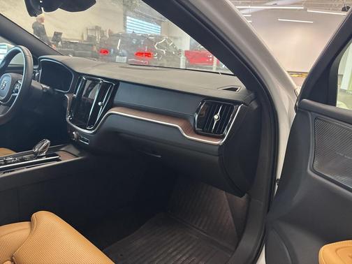 2024 Volvo V60 Cross Country B5 Ultimate