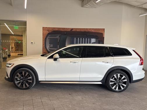 2024 Volvo V60 Cross Country B5 Ultimate