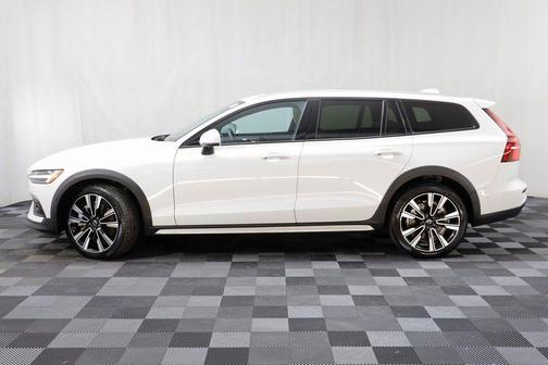 2024 Volvo V60 Cross Country B5 Ultimate