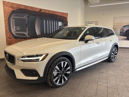 2024 Volvo V60 Cross Country B5 Ultimate