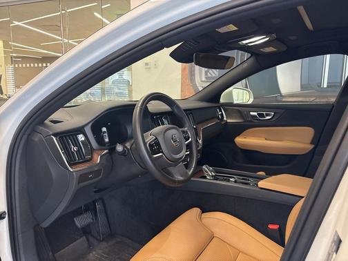 2024 Volvo V60 Cross Country B5 Ultimate